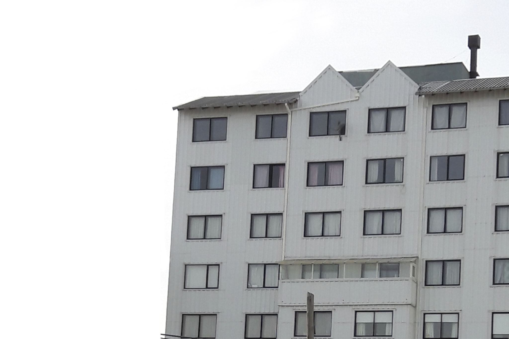 edificio-villegas-bariloche-devitto-revestimientos-exteriores-chapa-1