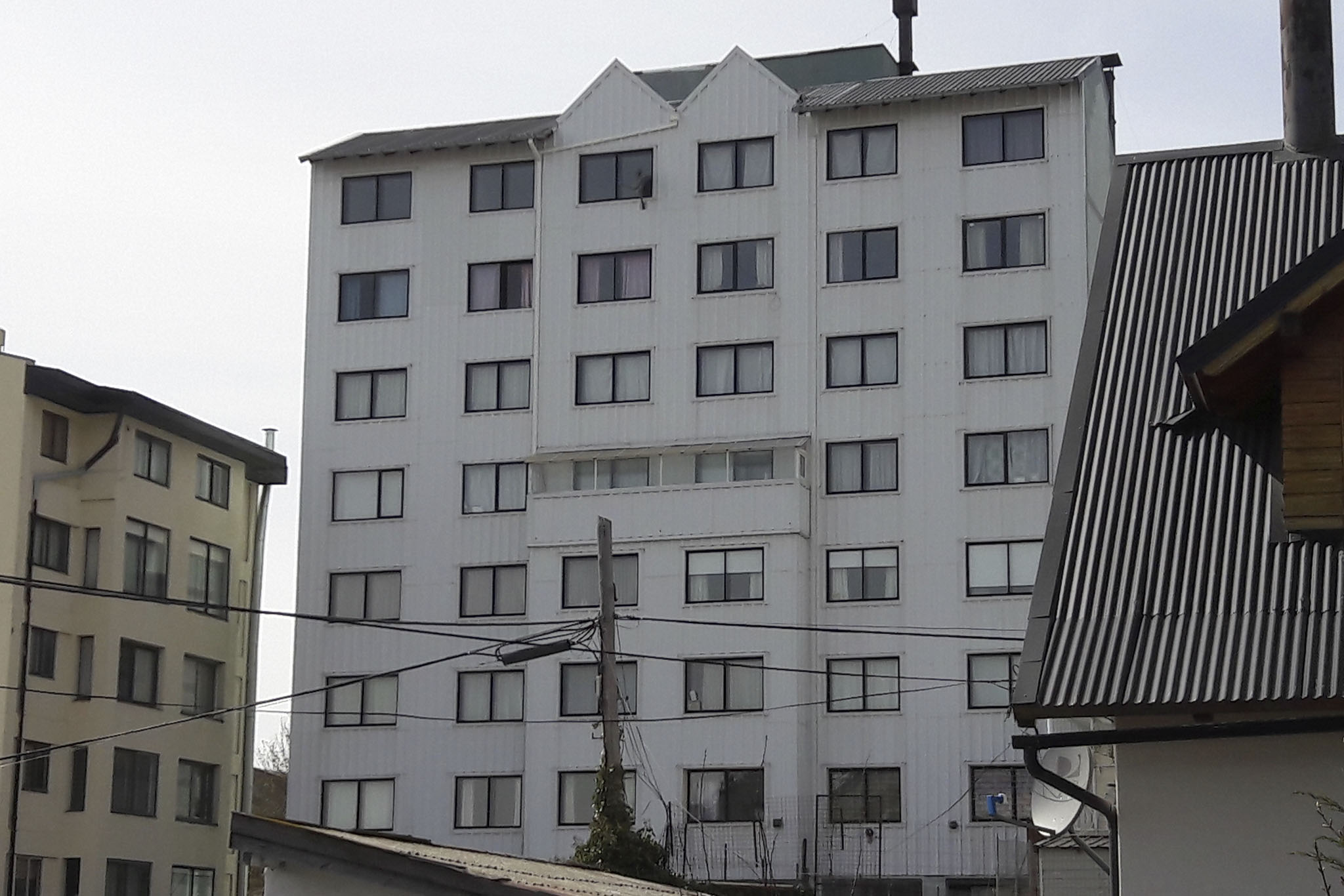 edificio-villegas-bariloche-devitto-revestimientos-exteriores-chapa-2