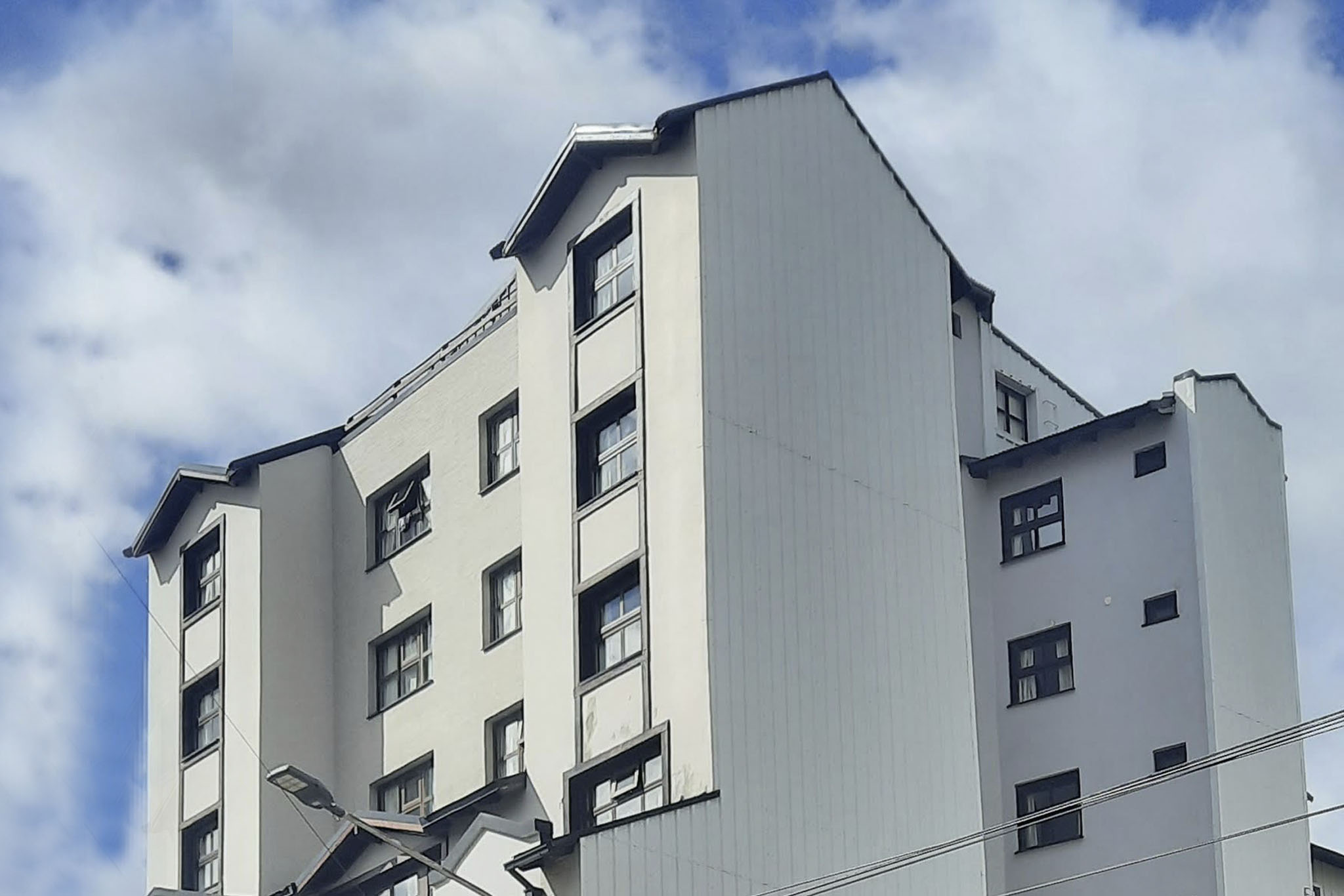 edificio-cambria-bariloche-devitto-revestimientos-exteriores-chapa-1