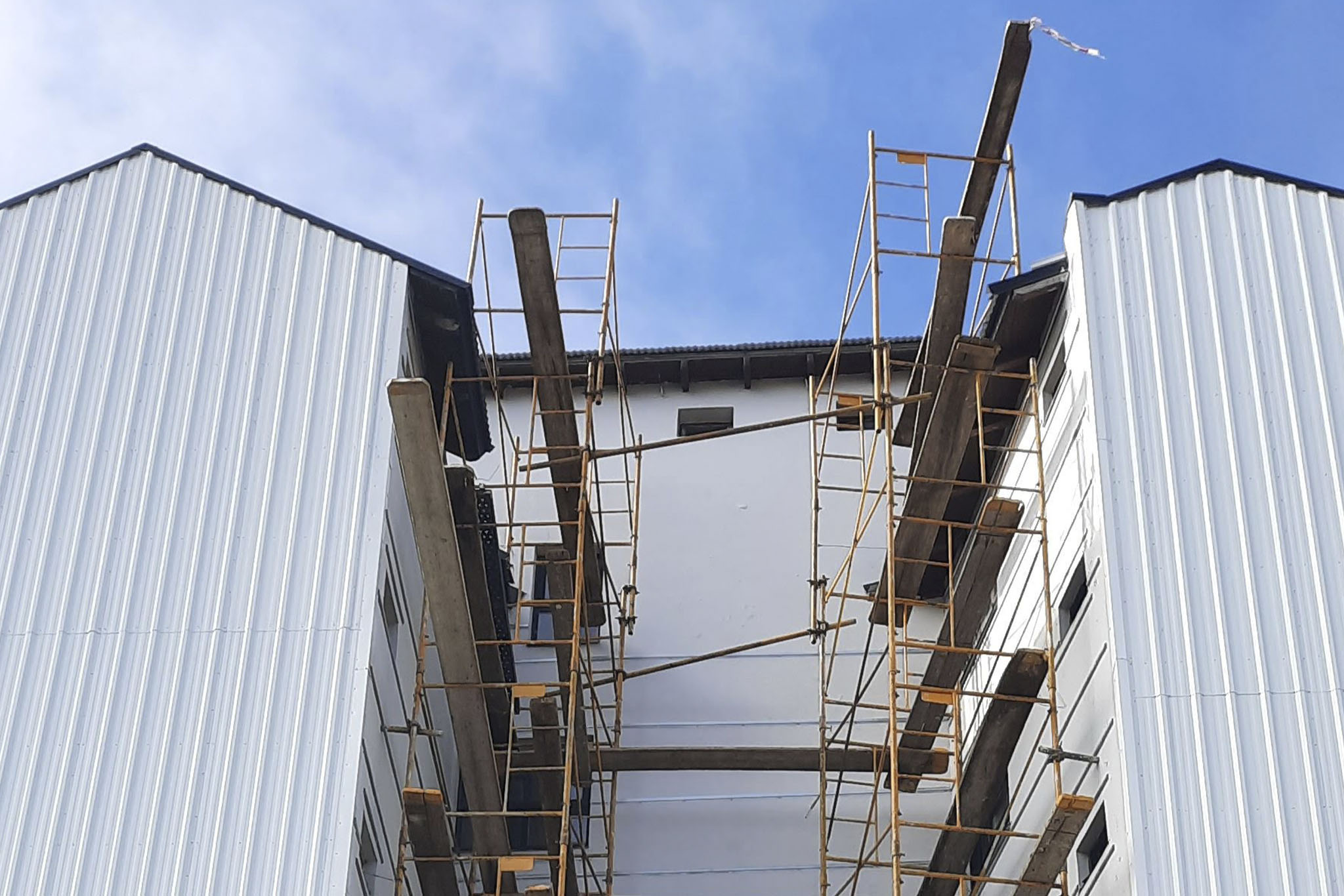 edificio-cambria-bariloche-devitto-revestimientos-exteriores-chapa-2