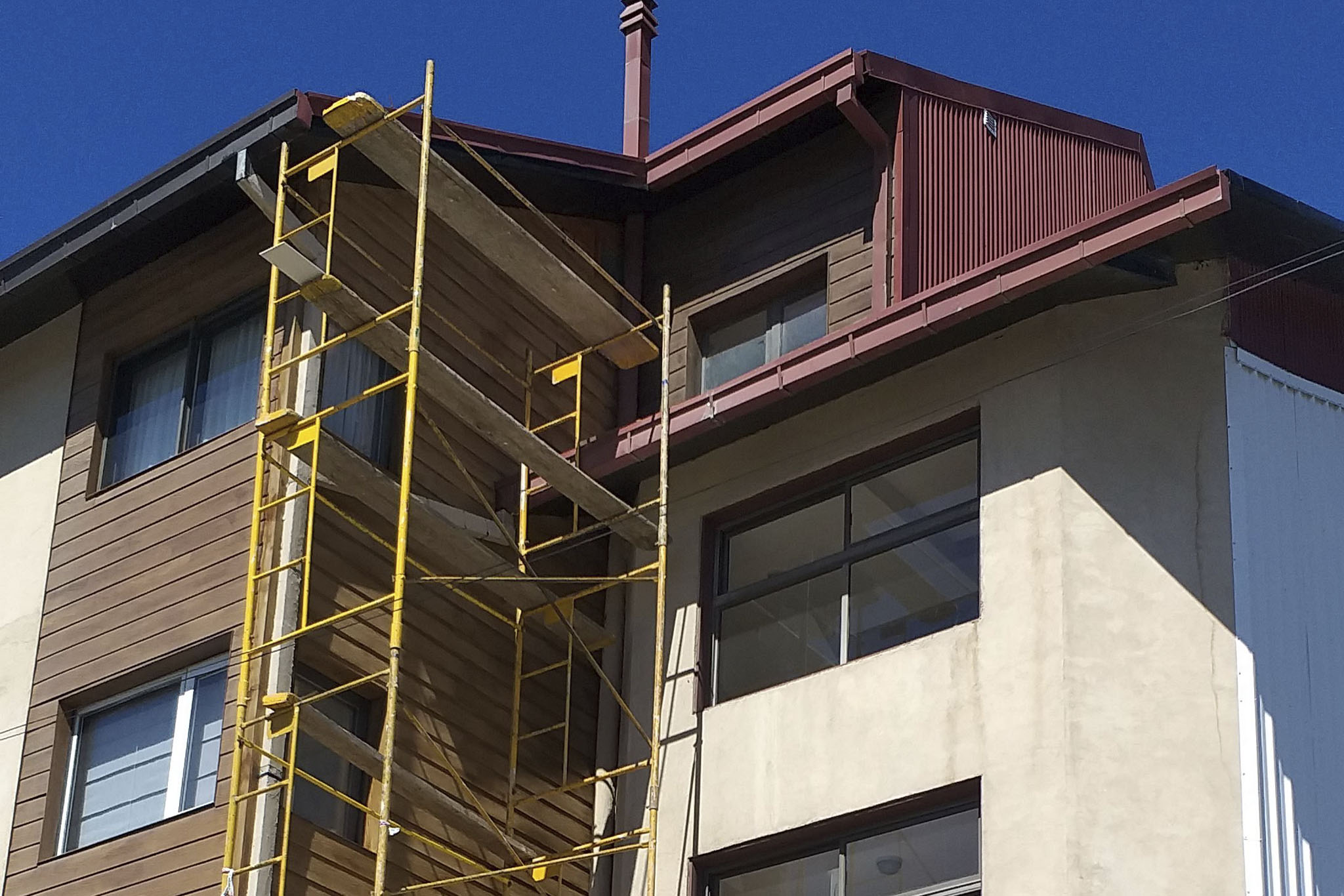 edificio-fasqui-fachada-remodelacion-revestimiento-delvitto-bariloche-2