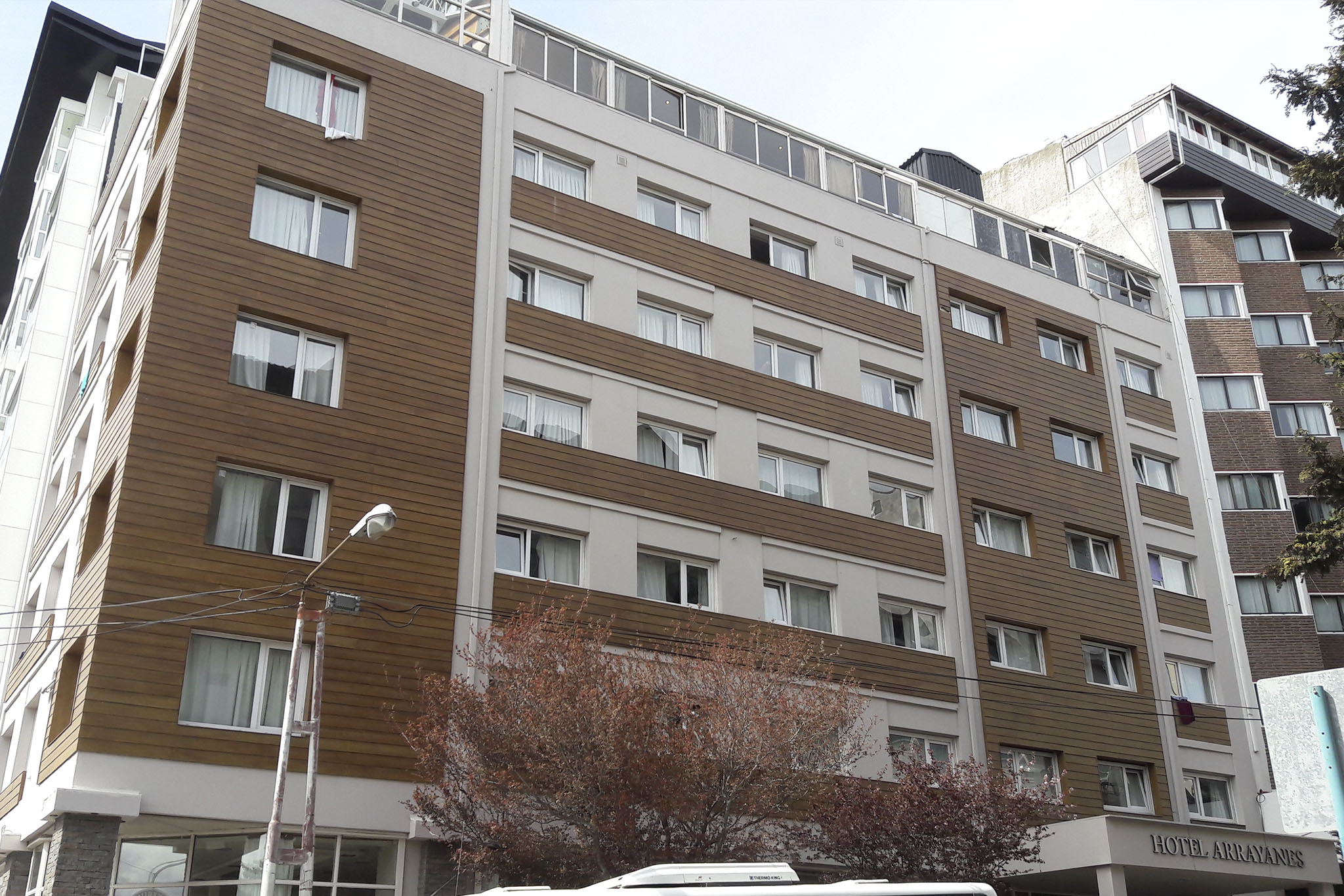 hotel-arrayanes-bariloche-delvitto-fachada-pintura-3